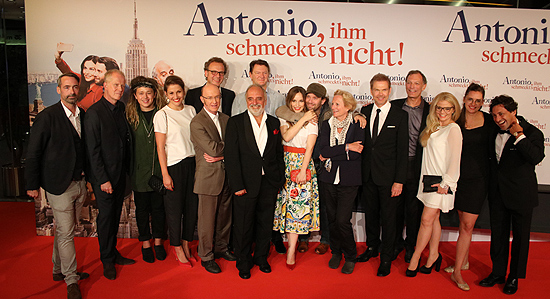 v.l.n.r. Germar Tetzlaff (Gesamtleitung Lokale Produktion), Vincent de La Tour (Geschäftsführer Twentieth Century Fox), Luke Friend!, Christina Christ (Produzentin Bavaria Film), Peter Nottmeier, Gilbert Moehler (Produzent Bavaria Film), Alessandro Bressanello, Jan Kaiser (Produzent Bavaria Film), Mina Tander, Christian Ulmen, Gabriele Pfennigsdorf (stellv. Geschäftsführerin des FilmFernsehFonds Bayern), Sven Unterwaldt (Regie), Ronald Mühlfellner (Produzent Bavaria Film), Anna Zündel (Fox International Pictures), Magdalena Prosteder (Fox International Production), Yari Gugliucci (Darsteller) (©Foto. Martin Schmitz)